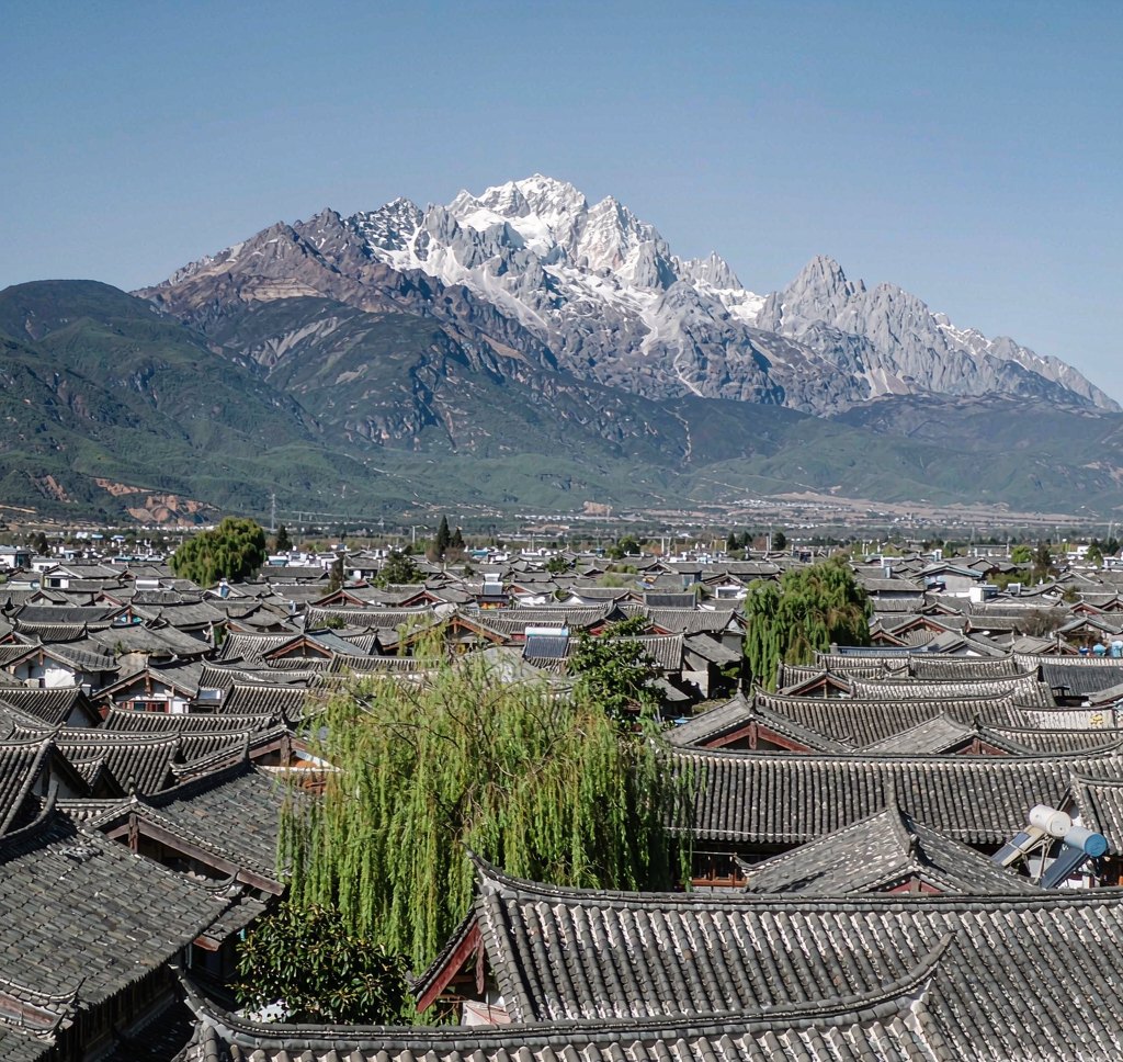 玉龍雪山之下的麗江古城